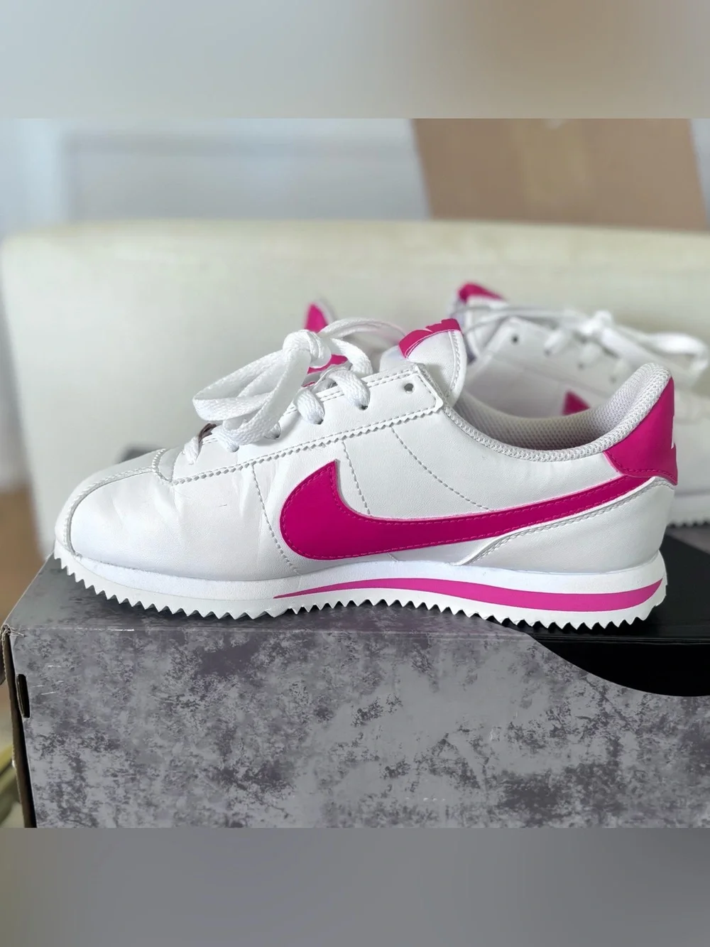 Nike Cortez White Active Fuchsia Pink GS 6Y Womens 7.5 Sneakers 904764-109